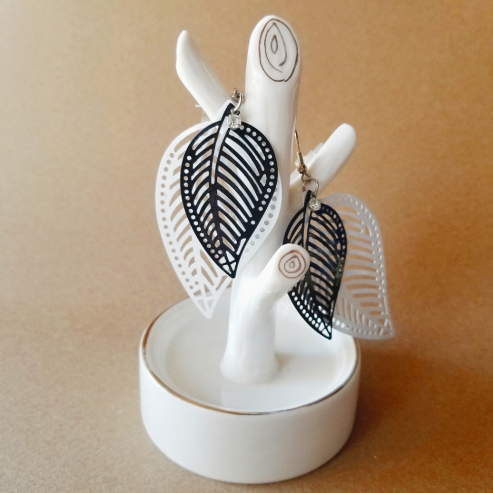WOMENS BLACK & WHITE LEAF DESIGN DROP EARRINGS